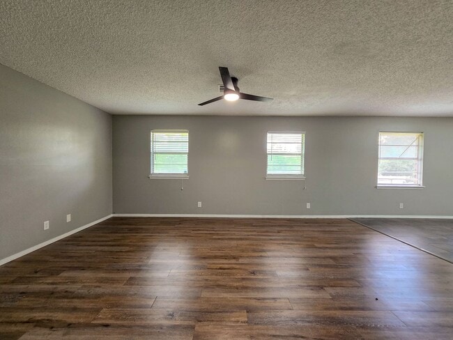 Building Photo - 3 Bedroom 2 Bath home in Shawnee!