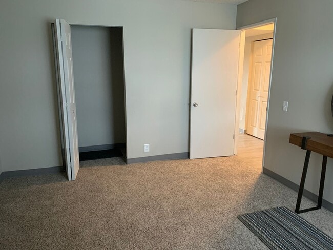 Building Photo - Spacious 2 bd w/walk-in entry