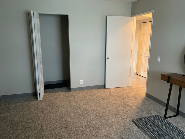 Building Photo - Spacious 2 Bedroom in Downtown Omaha