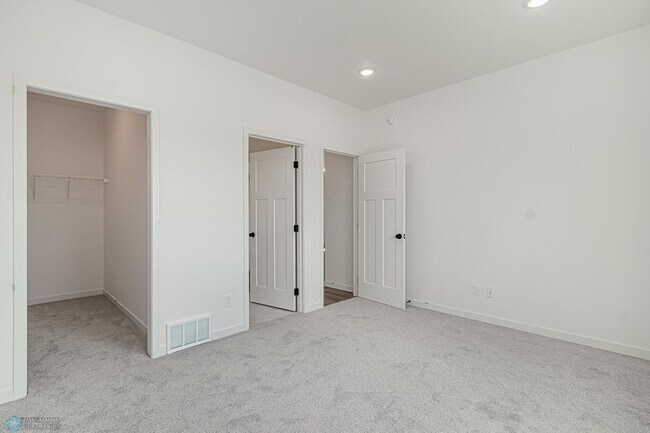 Building Photo - 4 bedroom 2 bathroom house