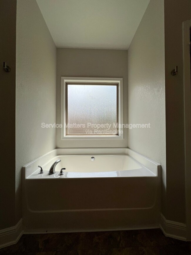 Building Photo - 5257 Parkside Dr