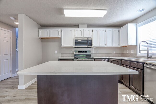 Building Photo - **MI Special: Feb Rent Free!!** 4 Bed 2.5 Bath Home Near Parks, Shopping, and Dining. Main Level ...