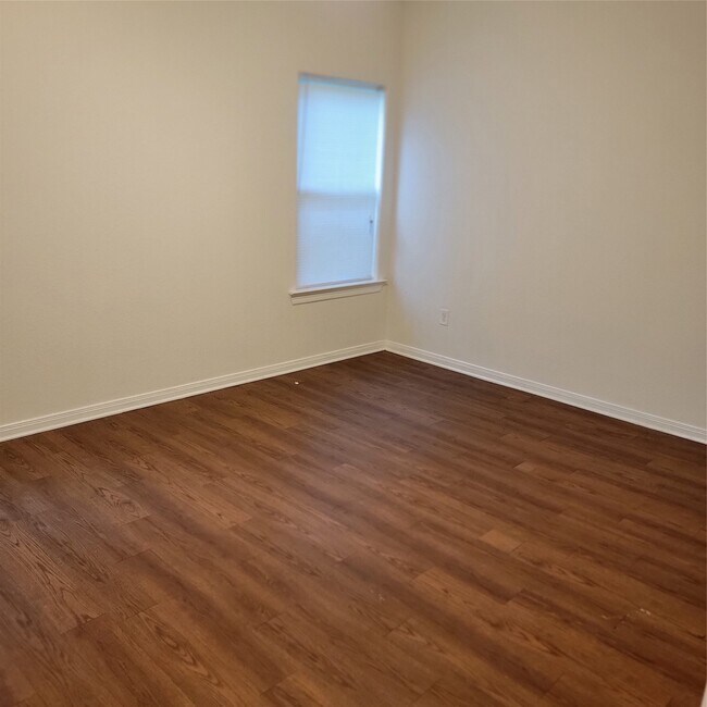 Building Photo - 322 7th Ave N