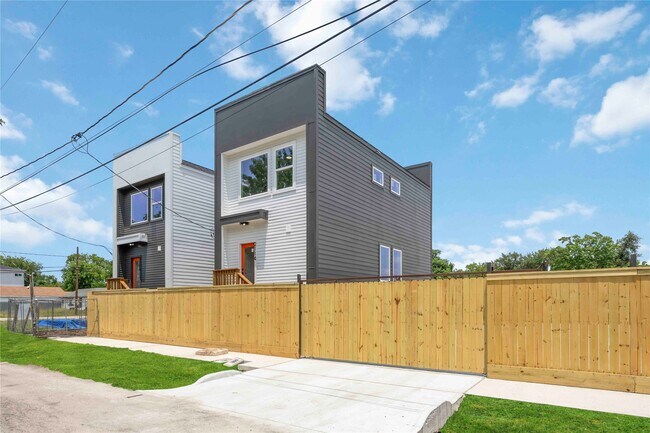 Building Photo - 2112 Des Chaumes St