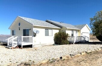 Building Photo - 3 bedroom home in Spring Creek with a garage