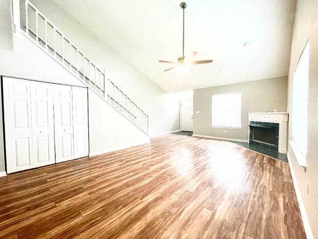 Building Photo - 2552 Golden Park Ln