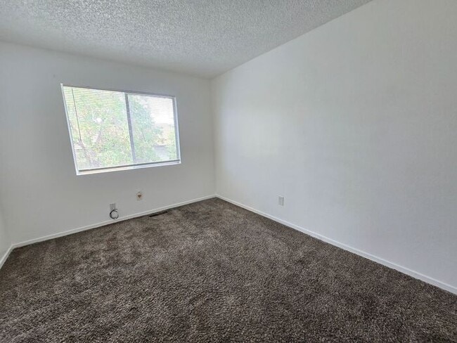 Building Photo - 3-Bedroom, 2.5-Bath Tri-Level Townhome Near UNR & Downtown Reno