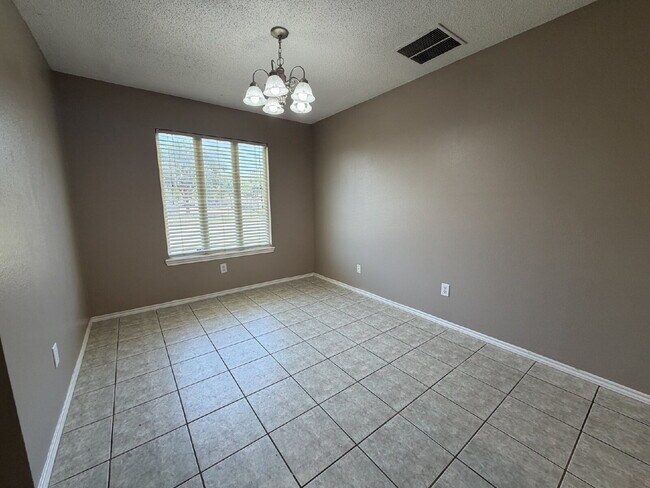 Building Photo - "Charming 3-Bed, 3-Bath Home in Lubbock – Spacious 1,575 Sq Ft Retreat!"
