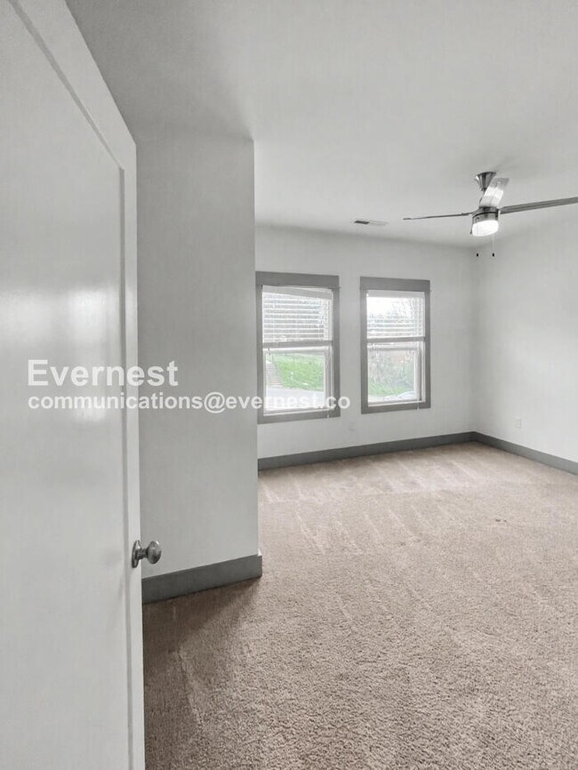 Building Photo - 3 Bed/2.5 Bath with Fenced Yard / Pet-Friendly / Available Now!