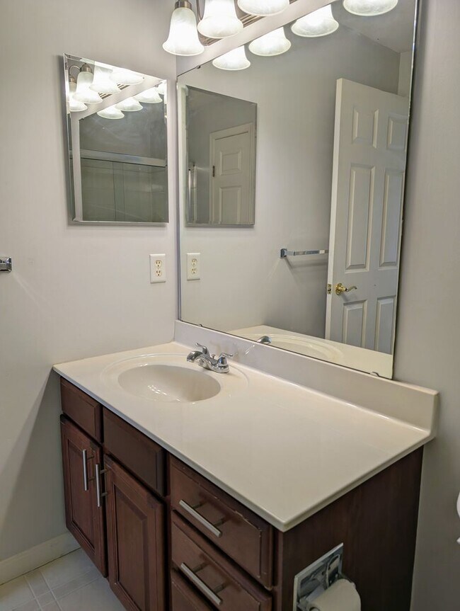 Building Photo - AVAILABLE NOW- Convenient 2 Bed/2 Full Bath Condo in Beavercreek!