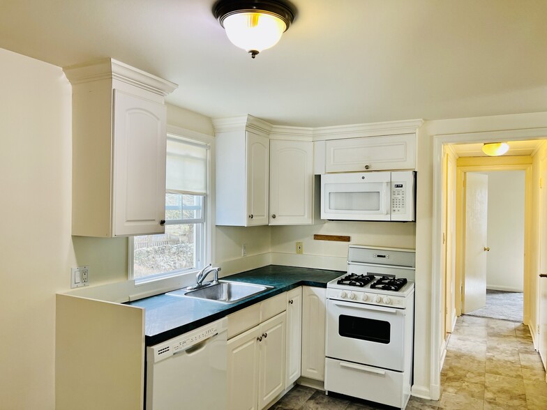 Building Photo - 6 Kensico Knoll Pl