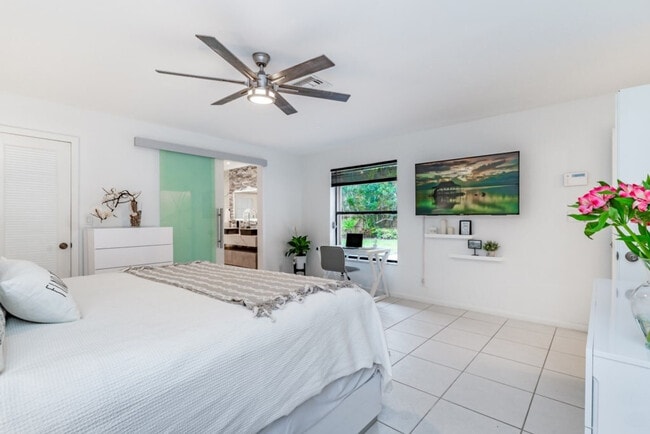 Building Photo - 830 SW 14th Ct