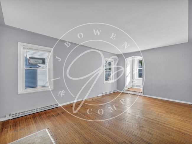 Building Photo - 3-Bedroom 1 1/2 Bathroom home in West Toledo with Hardwood Floors!