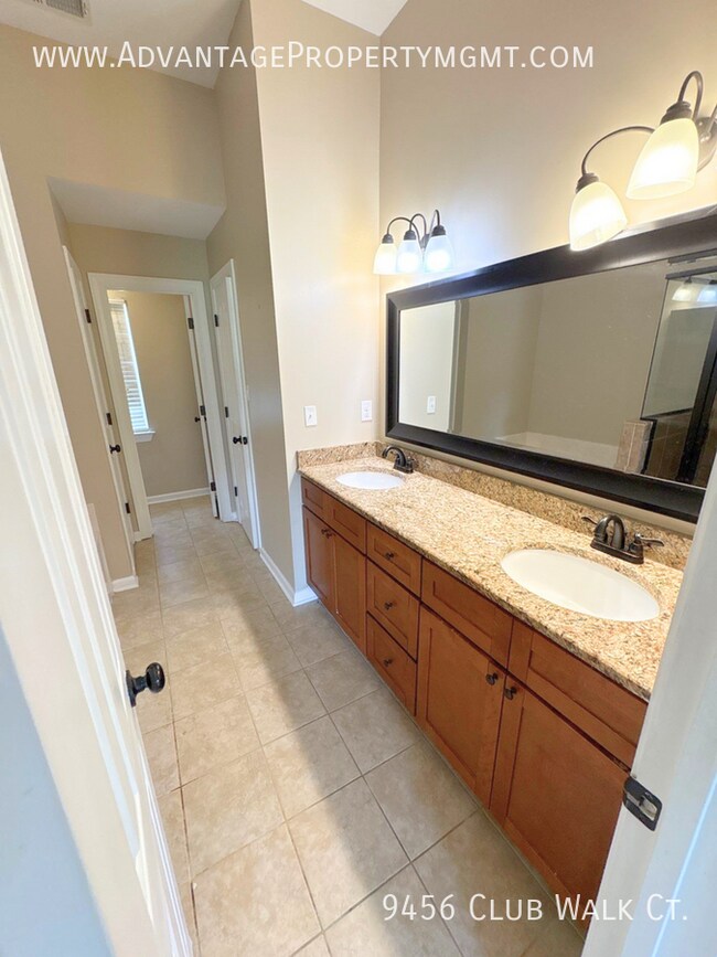 Building Photo - 9456 Club Walk Ct