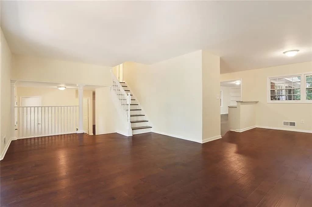 Building Photo - Room in House on Shawnee Trail