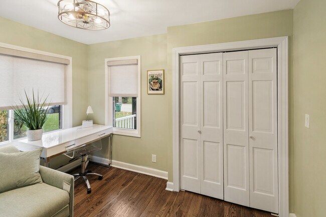 Building Photo - 635 E Prairie Ave