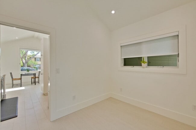 Building Photo - Beautiful 1 Bed 1 Bath Cottage in Highly D...