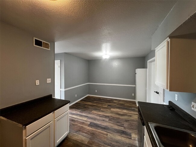 Building Photo - 8332 Oakhaven Rd