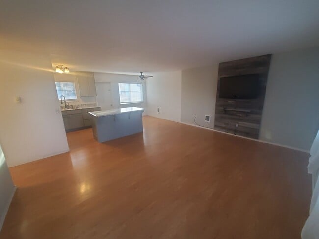 Building Photo - 3 Bed 2 Bath - Single Level - Fenced - 2 C...
