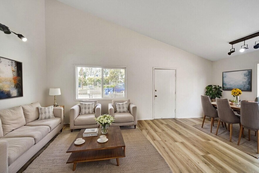 Building Photo - 7134 1/2 Yarmouth Ave