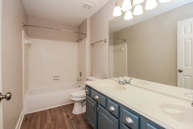 Building Photo - 19019 Oakway Dr