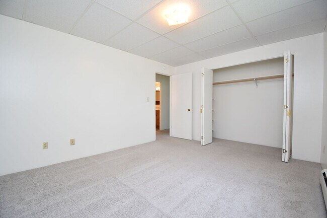 Building Photo - Pet Friendly! Garden Level 2 Bedroom in a ...