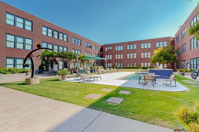 Building Photo - 2502 Live Oak St