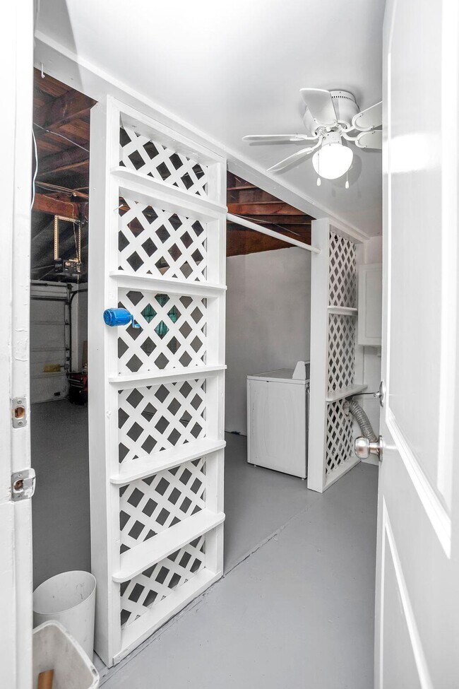 Building Photo - 557 Buckingham Ave
