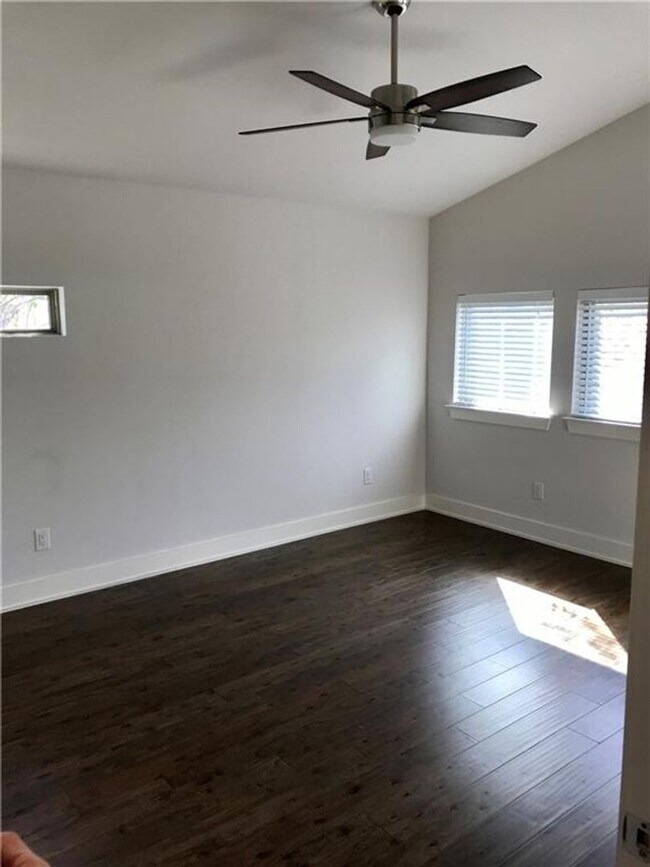 Building Photo - Central Austin / 3 bedroom, 2.5 baths / Mo...