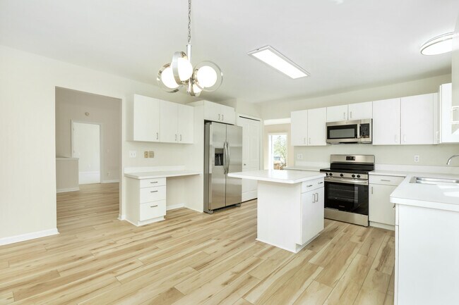 Building Photo - 37743 Avon Ln