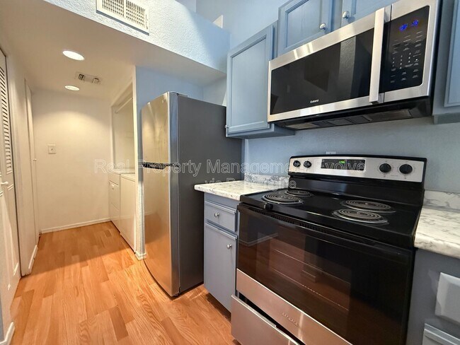 Building Photo - 3228 W Glendale Ave