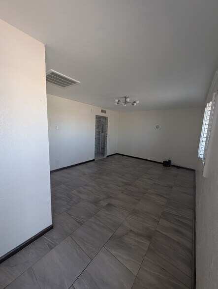 Building Photo - 5004 Royal Dr