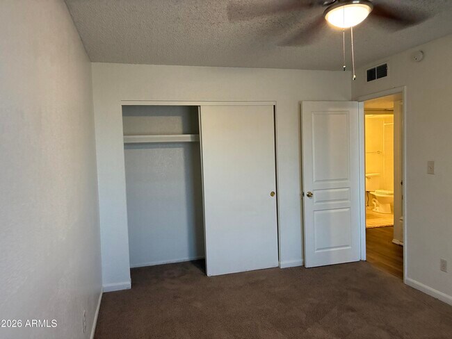 Building Photo - 602 W Wickieup Ln