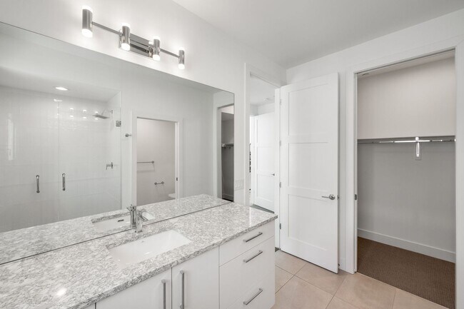 Building Photo - LUX 3BD, 5BA Modern Townhome at 9th & CO Near Congress Park