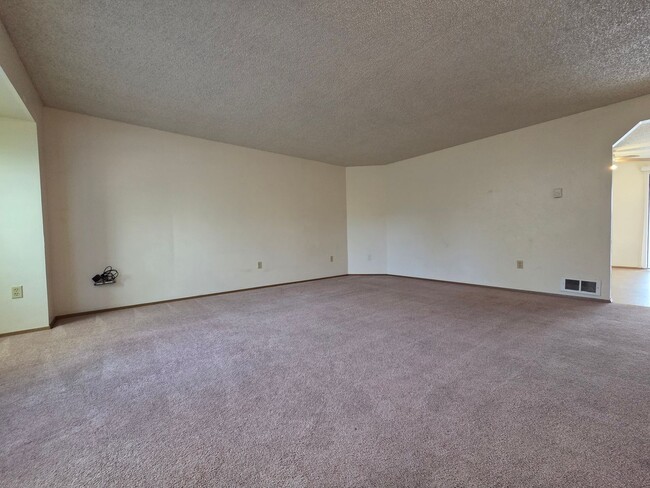 Building Photo - Spacious home with fully fenced yard!