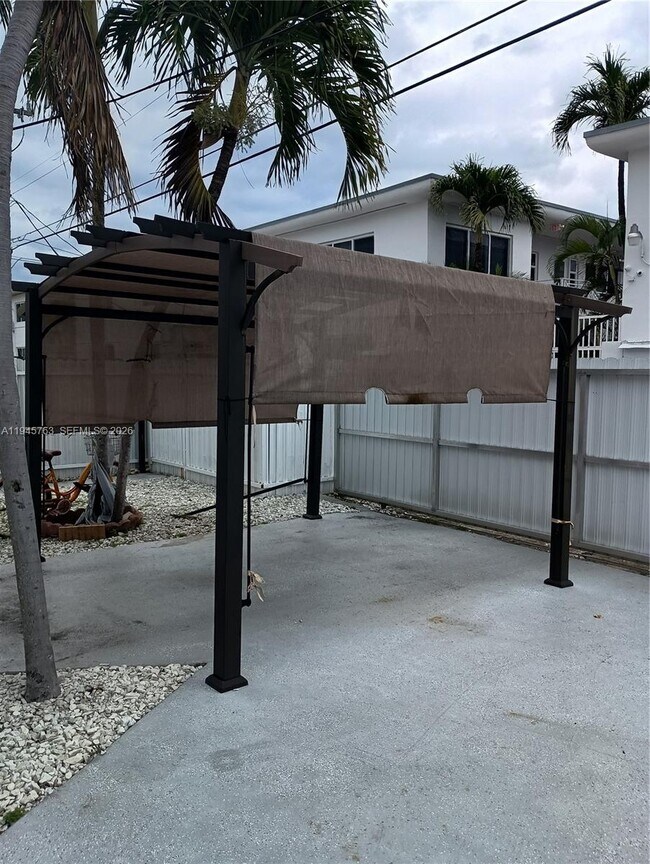 Building Photo - 7421 Carlyle Ave