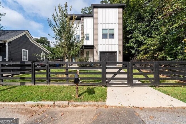 Building Photo - 813 Coleman St SW