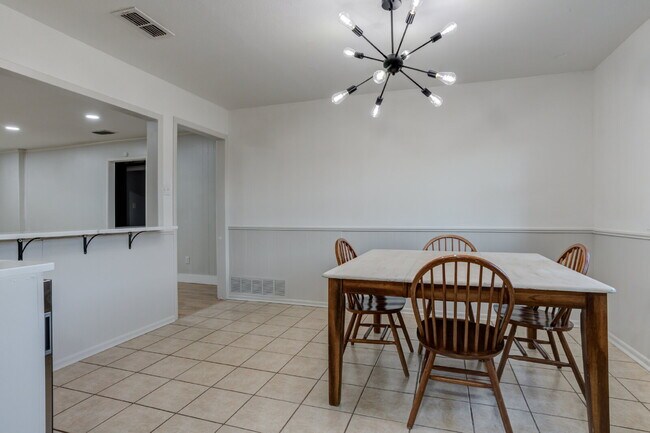 Building Photo - 4 Bed 3 Bath Pre-lease in Central Lubbock!!!