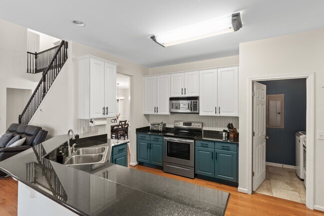 Building Photo - Gorgeous 4 Bedroom Home with Spacious Layo...