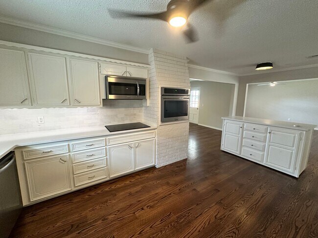 Building Photo - For Rent: Upgraded 3 Bed, 2.5 Bath Home in...
