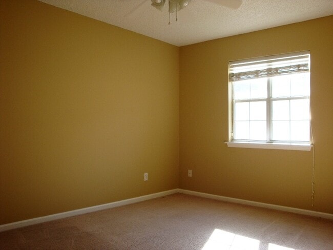 Building Photo - Comfortable 3BR/2BA Home with Open Floor Plan, Vaulted Living Room & Privacy-Fenced Backyard