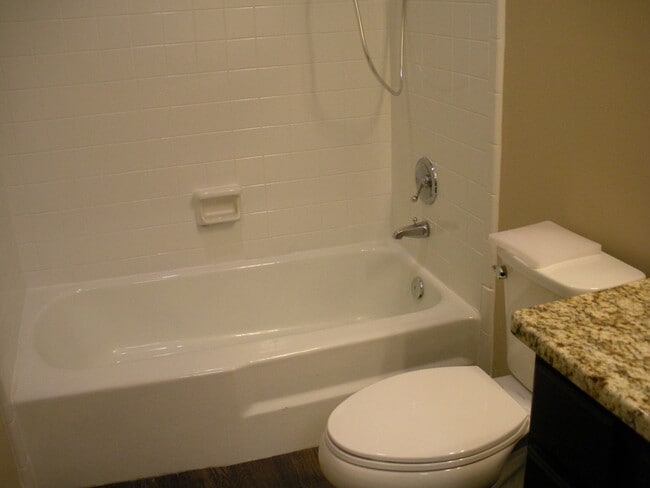 Building Photo - Two bedroom/1.5 bath Townhouse Kingsport, TN