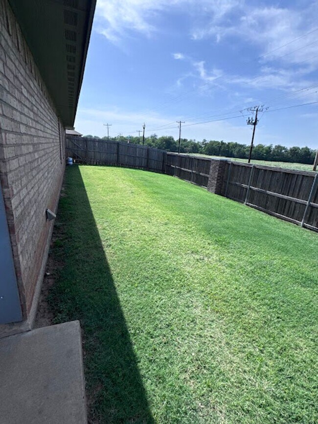 Building Photo - 3 bd 2 bath in Yukon
