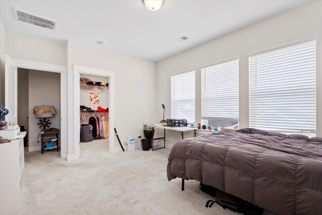Building Photo - "Charming Townhouse within Carnes Crossroa...