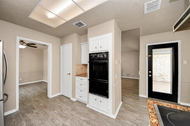Building Photo - 23223 Canyon Lake Dr