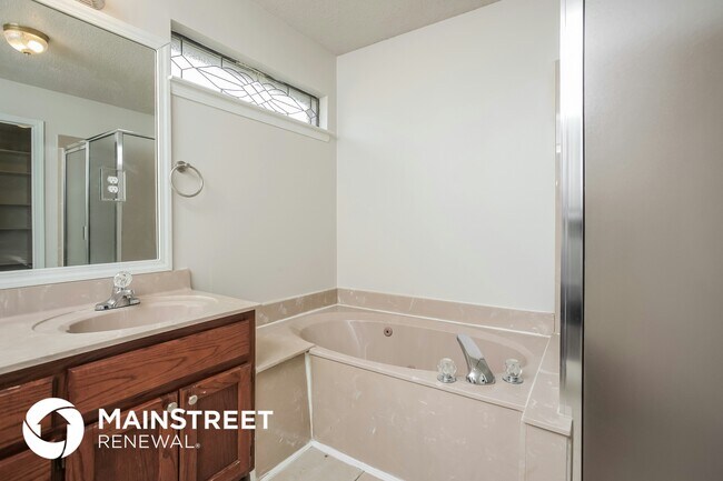 Building Photo - 2166 Greencliff Dr