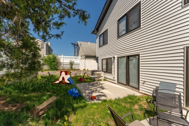 Building Photo - 512 Knopf St