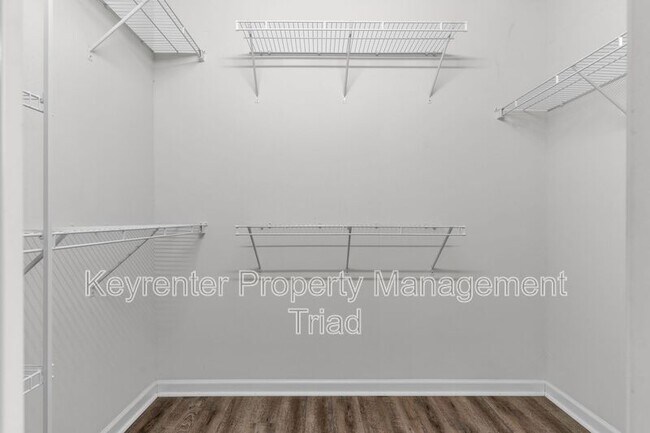 Building Photo - 540 Lake Way