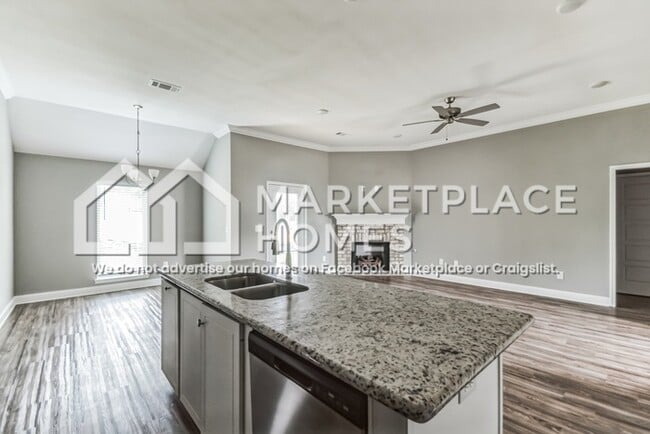 Building Photo - 701 Silver Bnd