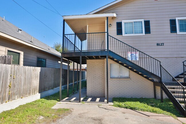 Building Photo - 8127 Colonial Ln